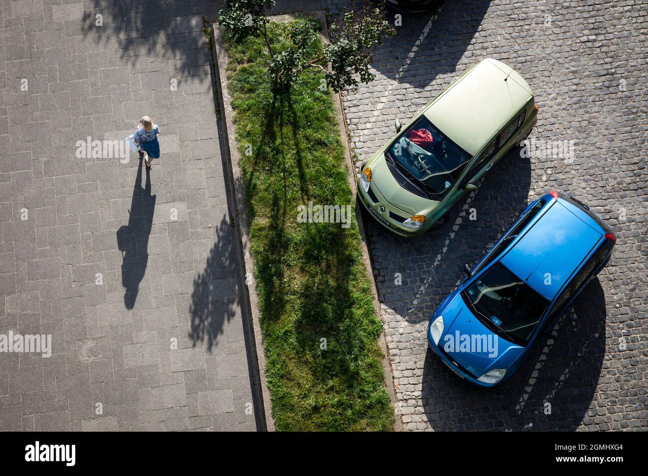 Voitures garées sur Konrad-Adenauer-Ufer sur le Rhin, Cologne, Allemagne. Parkende Autos am Konrad-Adenauer-Ufer am Rhein, Koeln, Allemagne. Banque D'Images