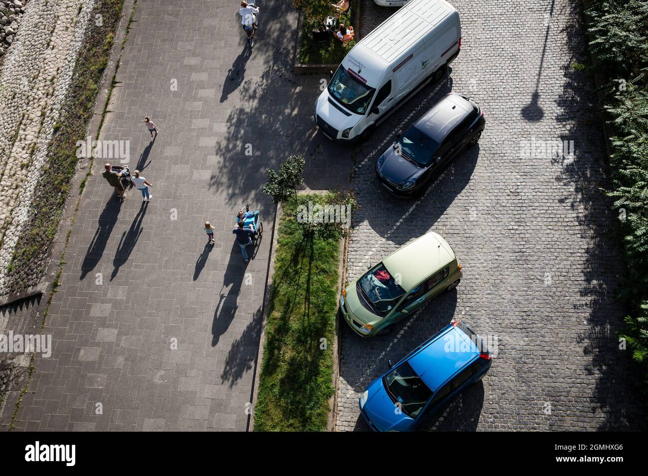 Voitures garées sur Konrad-Adenauer-Ufer sur le Rhin, Cologne, Allemagne. Parkende Autos am Konrad-Adenauer-Ufer am Rhein, Koeln, Allemagne. Banque D'Images