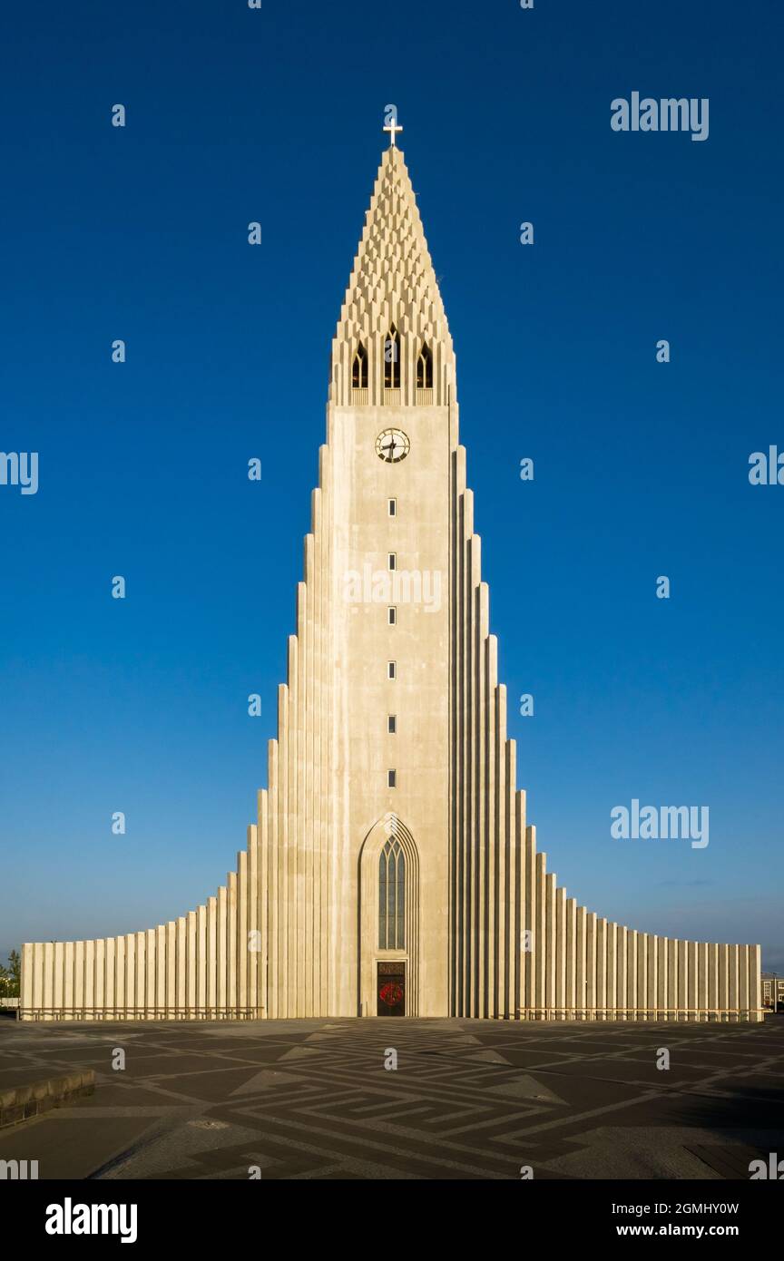 REYKJAVIK, ISLANDE - 6 JUIN : la célèbre et belle Hallgrimskirkja dans la capitale islandaise Reykjavik est la plus grande église d'Islande Banque D'Images