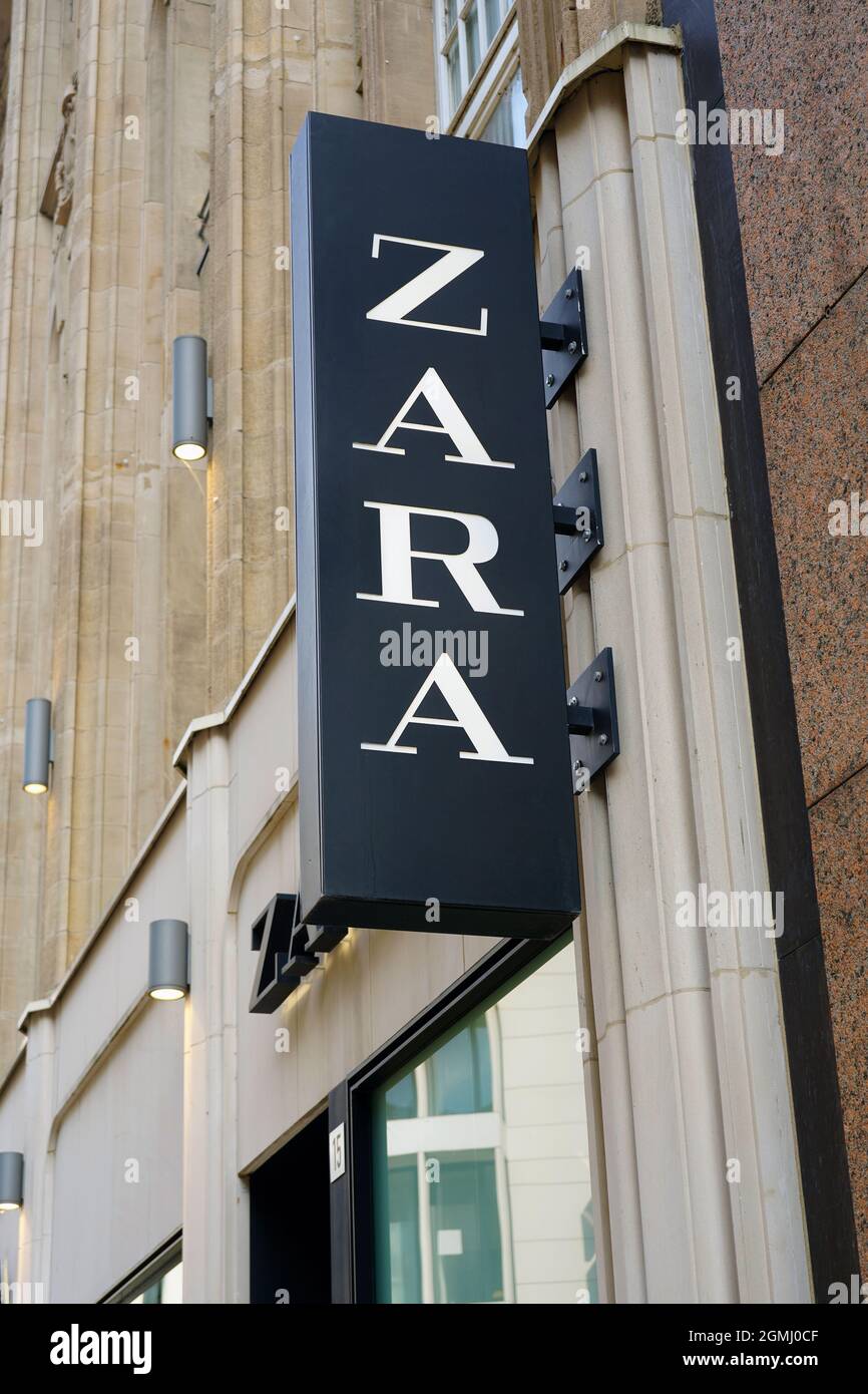 Logo d'une chaîne de magasins Zara dans la rue commerçante Shadowstraße, au  centre-ville de Düsseldorf, en Allemagne Photo Stock - Alamy