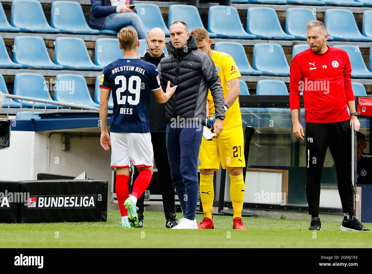 Kiel, Allemagne. 18 septembre 2021. Football : 2. Bundesliga, Holstein Kiel - Hanovre 96, Matchday 7, Holstein-Stadion. Joshua Mees de Kiel (l) quitte le terrain, tandis que l'entraîneur de Kiel Ole Werner (m) remplace le gardien de but de Kiel Thomas Dähne (r). Credit: Frank Molter/dpa/Alay Live News Banque D'Images