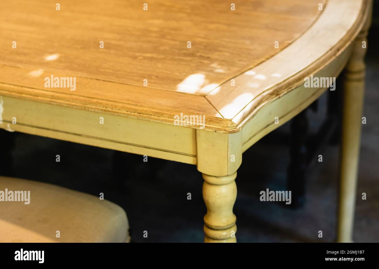 Table vide en bois d'époque avec ombre claire. Fond d'été bon concept de vibes Banque D'Images