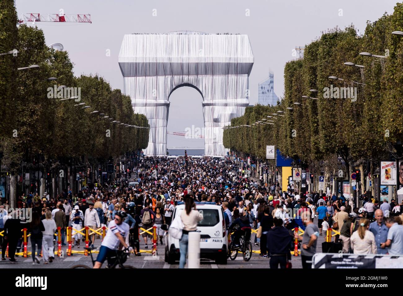 Paris, France. 19 septembre 2021. Les gens visitent l'installation artistique de l'Arc de Triomphe enveloppé d'une feuille géante de tissu dans le cadre d'un projet de l'artiste américain né en Bulgarie, Christo Javachoff, le dimanche 19 septembre 2021, à Paris, en France, sur l'avenue des champs-Elysées, qui est exclusivement réservée aux piétons. Dans le cadre du projet de 14m d'euros, l'Arc de Triomphe a été enveloppé dans 25,000 mètres carrés de polypropylène argenté recyclable à l'aide de 3,000 mètres de corde rouge. Credit: Abaca Press/Alay Live News Banque D'Images