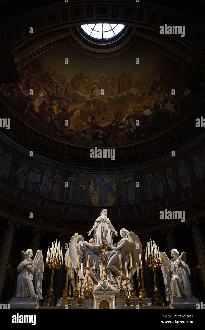 L'intérieur de la célèbre église de la Leglise de la Madeleine avec une