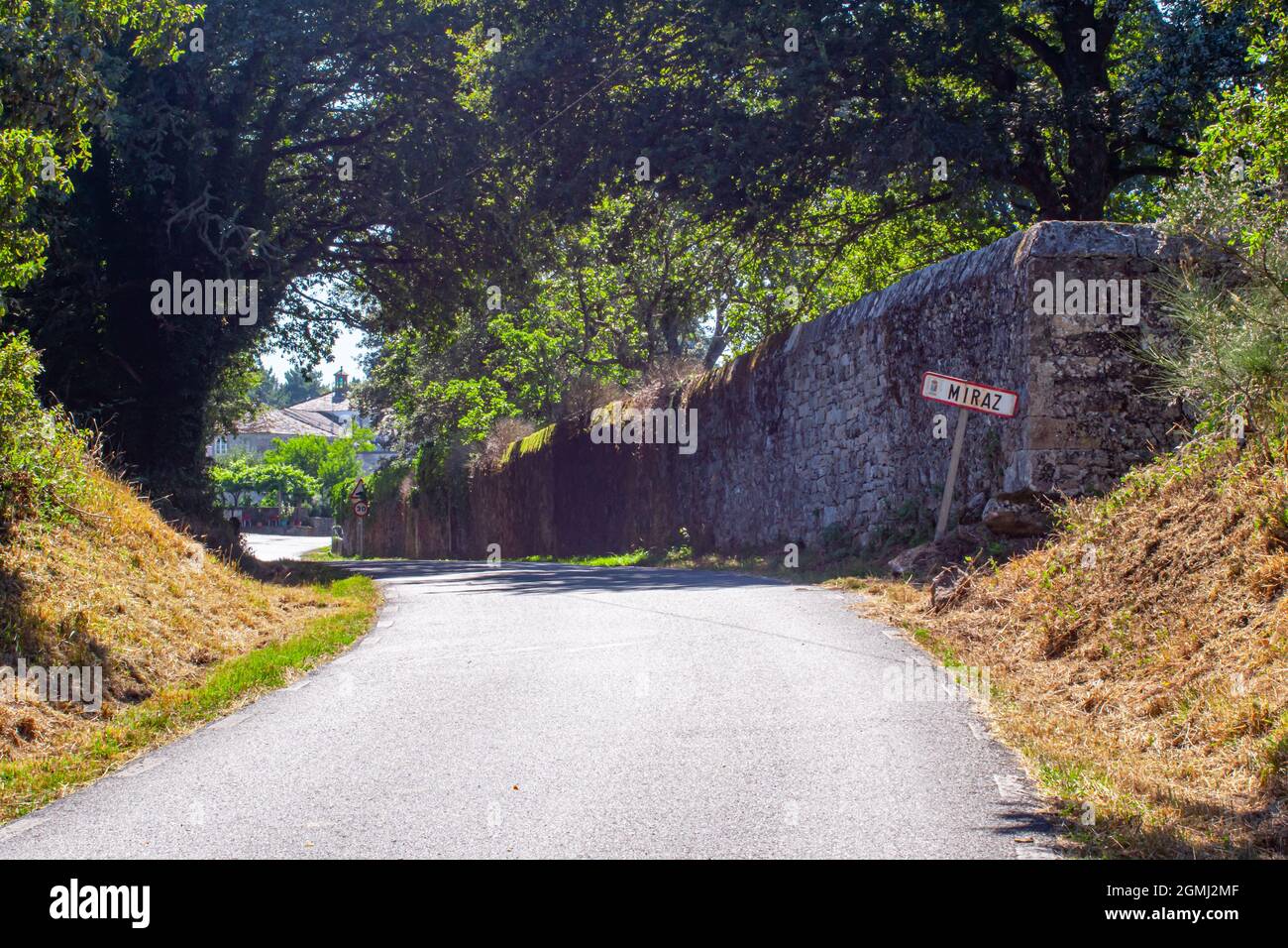 MIRAZ, ESPAGNE - 31 août 2021: Le panneau d'entrée de la province de Miraz sur le bord de la route par le mur près des arbres en Espagne le jour ensoleillé Banque D'Images