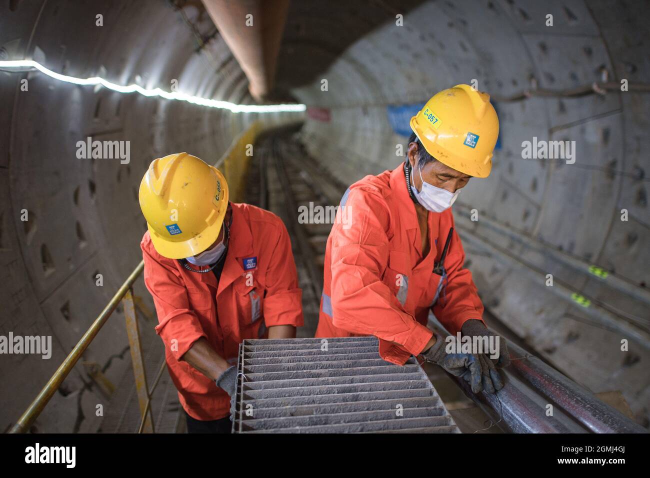 (210919) -- WUHAN, le 19 septembre 2021 (Xinhua) -- les travailleurs travaillent sur le site de construction d'un projet de ponceau de boîtes d'interception d'eaux usées à Wuhan, dans la province de Hubei, dans le centre de la Chine, le 19 septembre 2021, le premier jour du festival de la mi-automne de 3 jours. (Xinhua/Xiao Yijiu) Banque D'Images