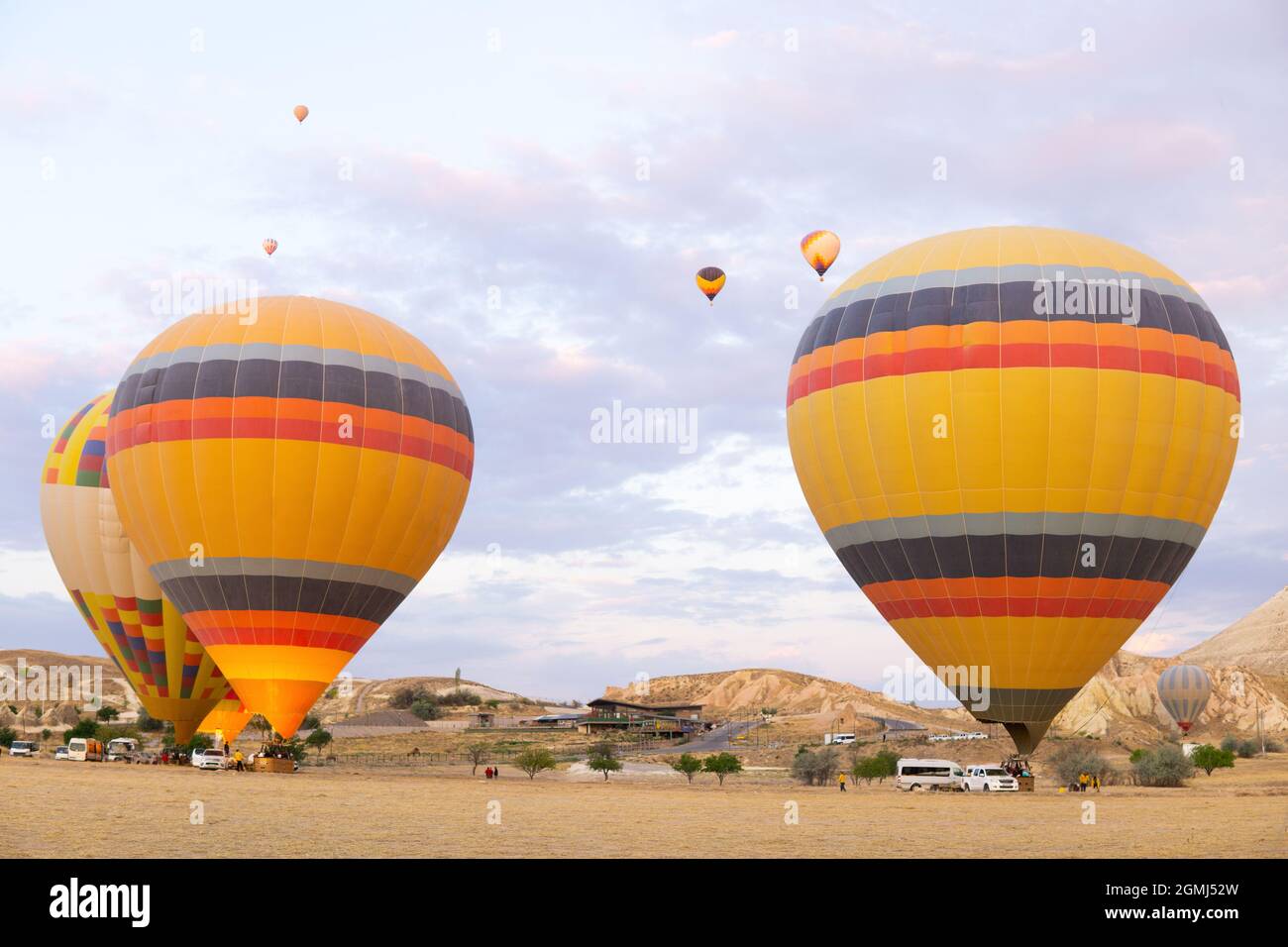 Trois ballons d'air chaud avec des touristes prêts pour le décollage au point de lancement à Cappadoce, Turquie Banque D'Images