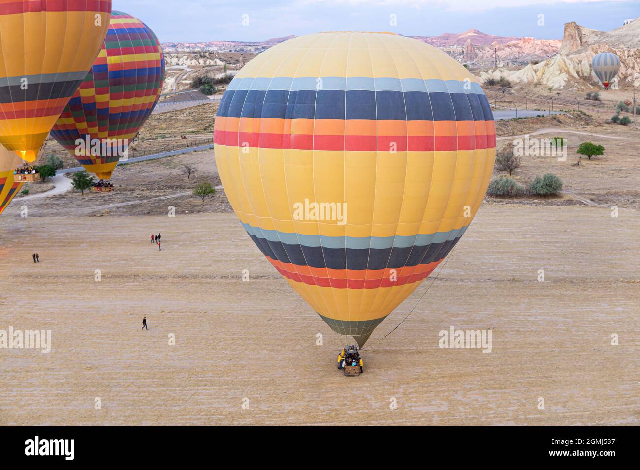 Vue aérienne d'un équipage lançant un ballon d'air chaud avec des touristes en Cappadoce, Turquie Banque D'Images