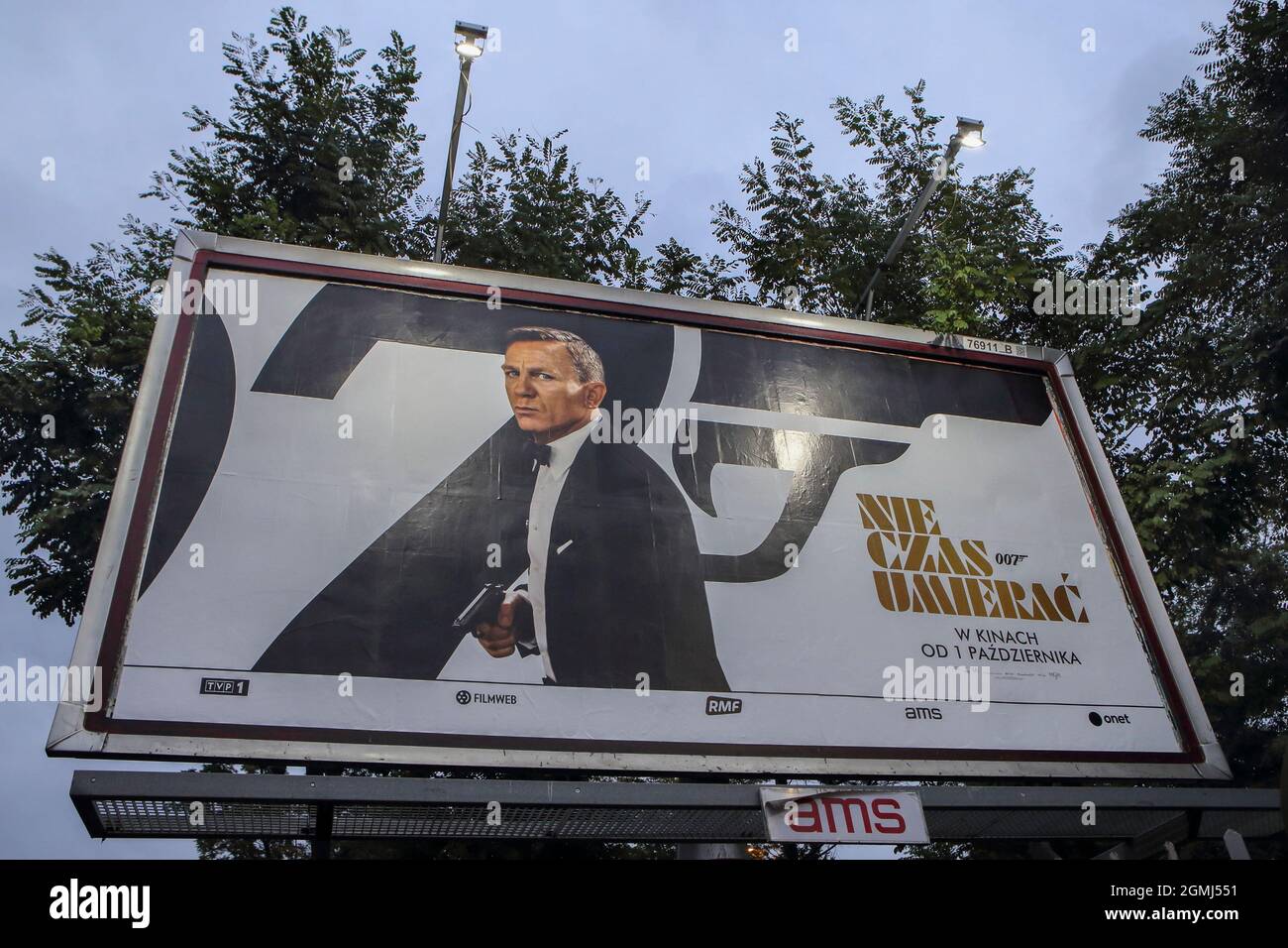 Wroclaw, Pologne. 19 septembre 2021. Le nouveau film de James Bond 'No Time to Die' (connu en Pologne sous le nom de 'Nie ccas umierac') affiche à Wroclaw, en Pologne, le 19 septembre 2021. Credit: Piotr Zajac/Alay Live News Banque D'Images