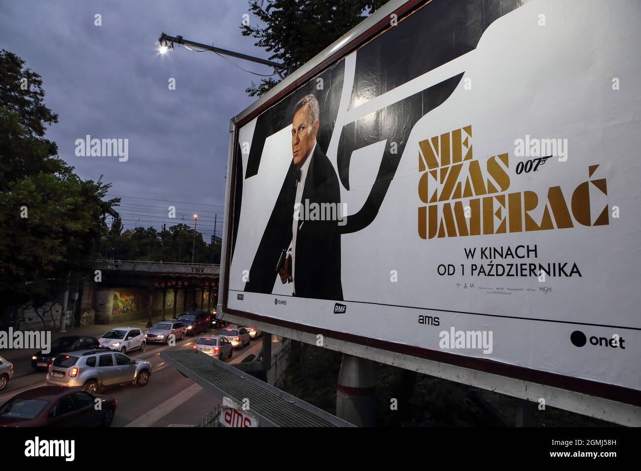 Wroclaw, Pologne. 19 septembre 2021. Le nouveau film de James Bond 'No Time to Die' (connu en Pologne sous le nom de 'Nie ccas umierac') affiche à Wroclaw, en Pologne, le 19 septembre 2021. Credit: Piotr Zajac/Alay Live News Banque D'Images