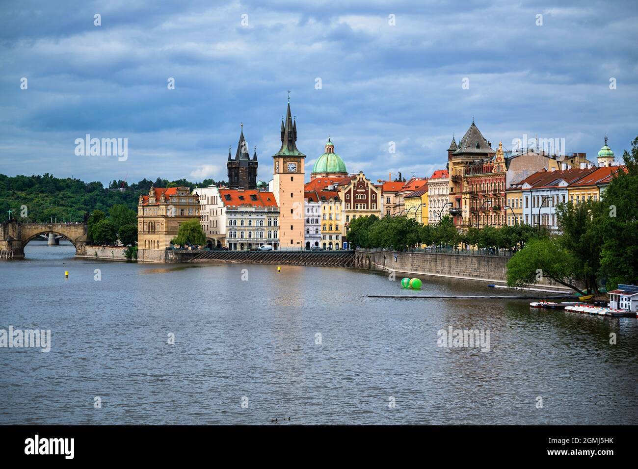 Rivière Vltava près du front de mer de Smetanovo, tour du pont de la vieille ville et partie du pont historique Charles, Prague, République tchèque. Banque D'Images
