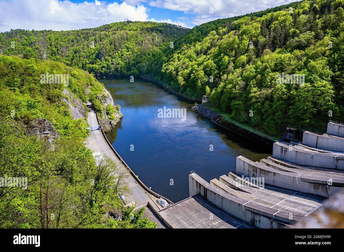 Barrage d'eau Slapy, vue de la digue à la Vltava et bois vert sur la colline le jour de printemps, République tchèque. Banque D'Images