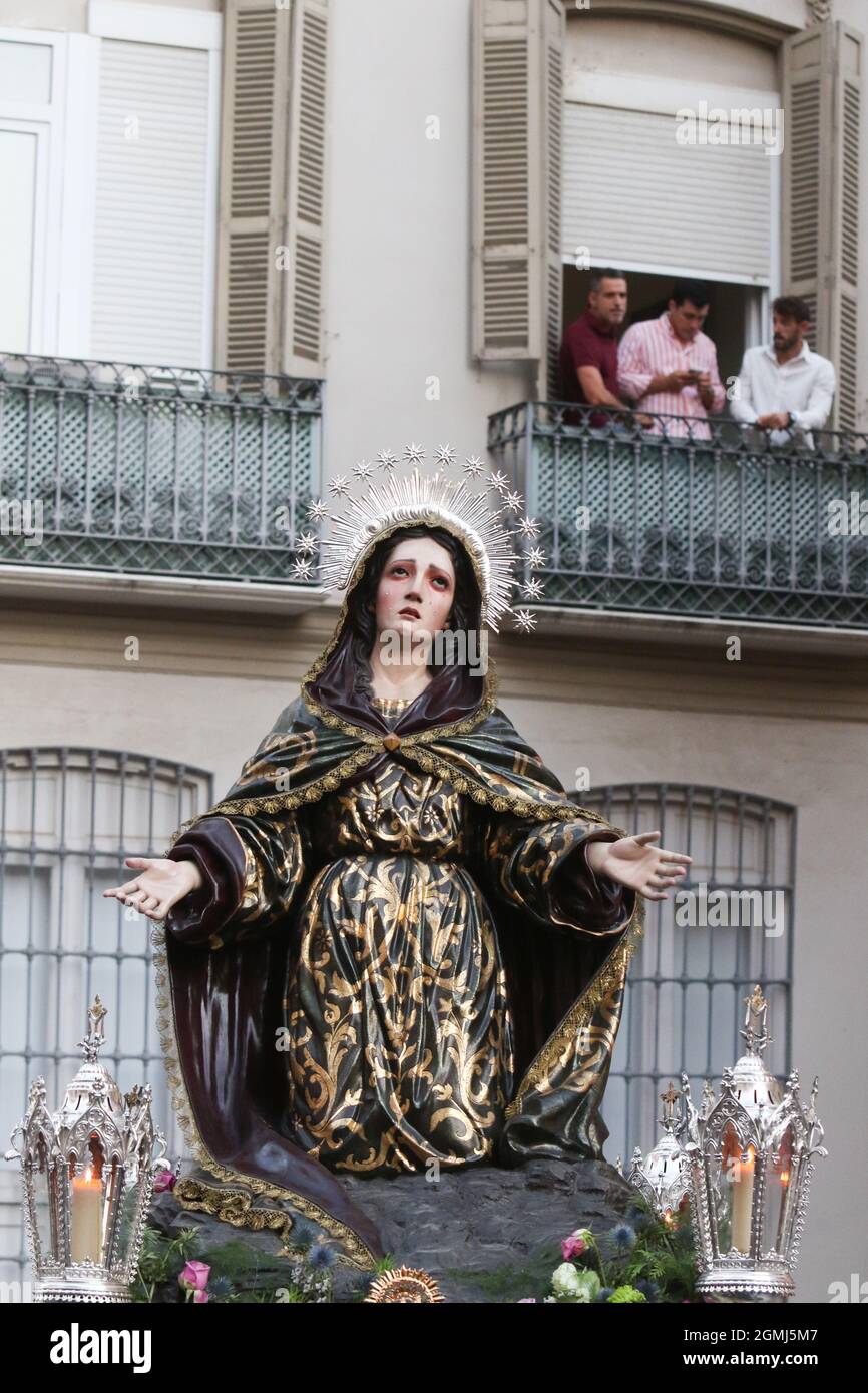 19 septembre 2021: 19 septembre 2021 (Malaga) vers six heures du matin le dimanche 19, la Soledad de San Pablo a quitté l'église de San Pablo à la cathédrale sur des passerelles simples avec une capacité d'une douzaine de porteurs. Son transfert est la raison de l'exposition qui sera inaugurée dans la Sainte Cathédrale de Malaga pour le centenaire de sa création (Credit image: © Lorenzo Carnero/ZUMA Press Wire) Banque D'Images