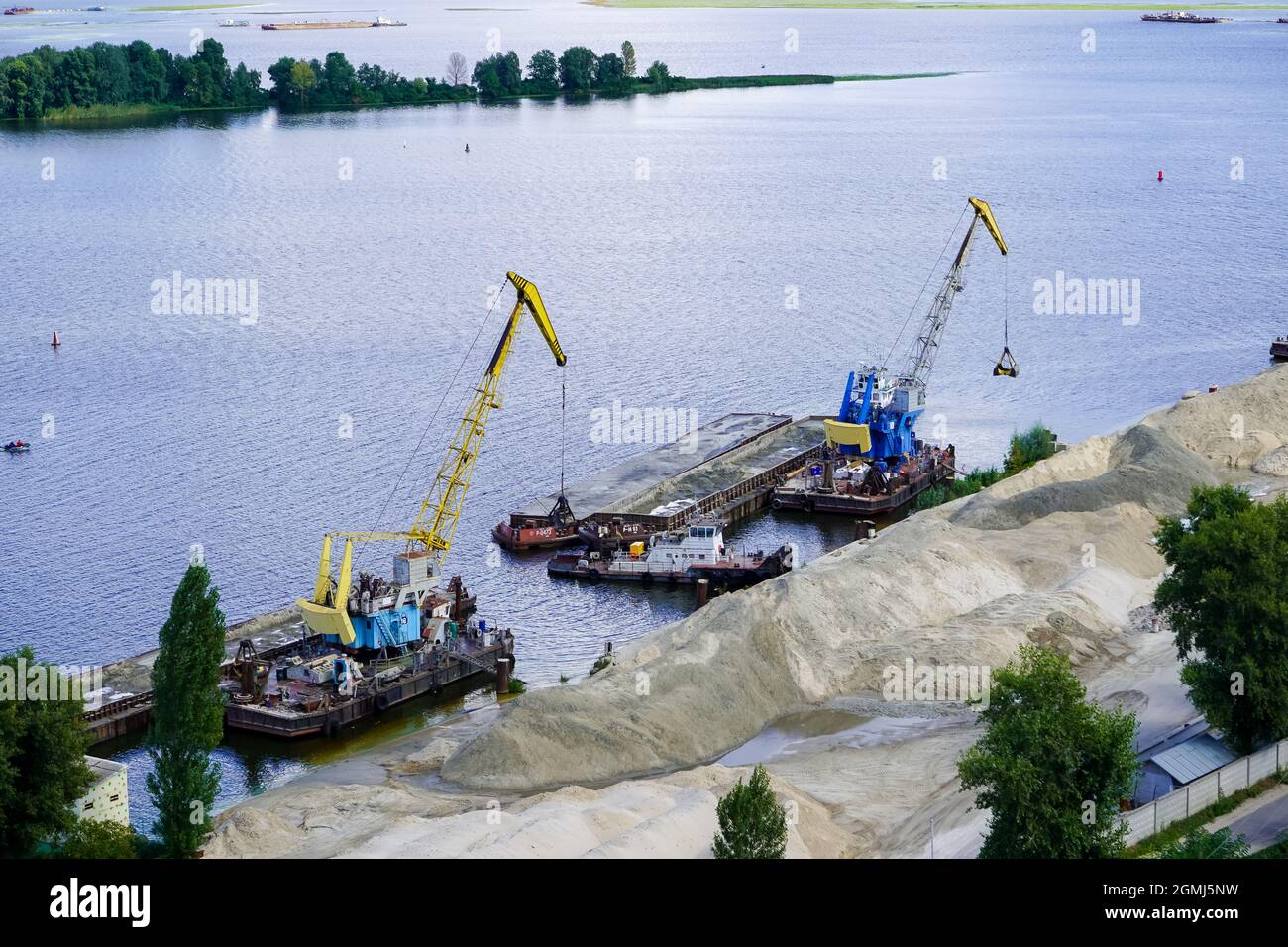 Port de la rivière . Chargement du sable sur une barge. Drainage des rives du Dnieper. Banque D'Images