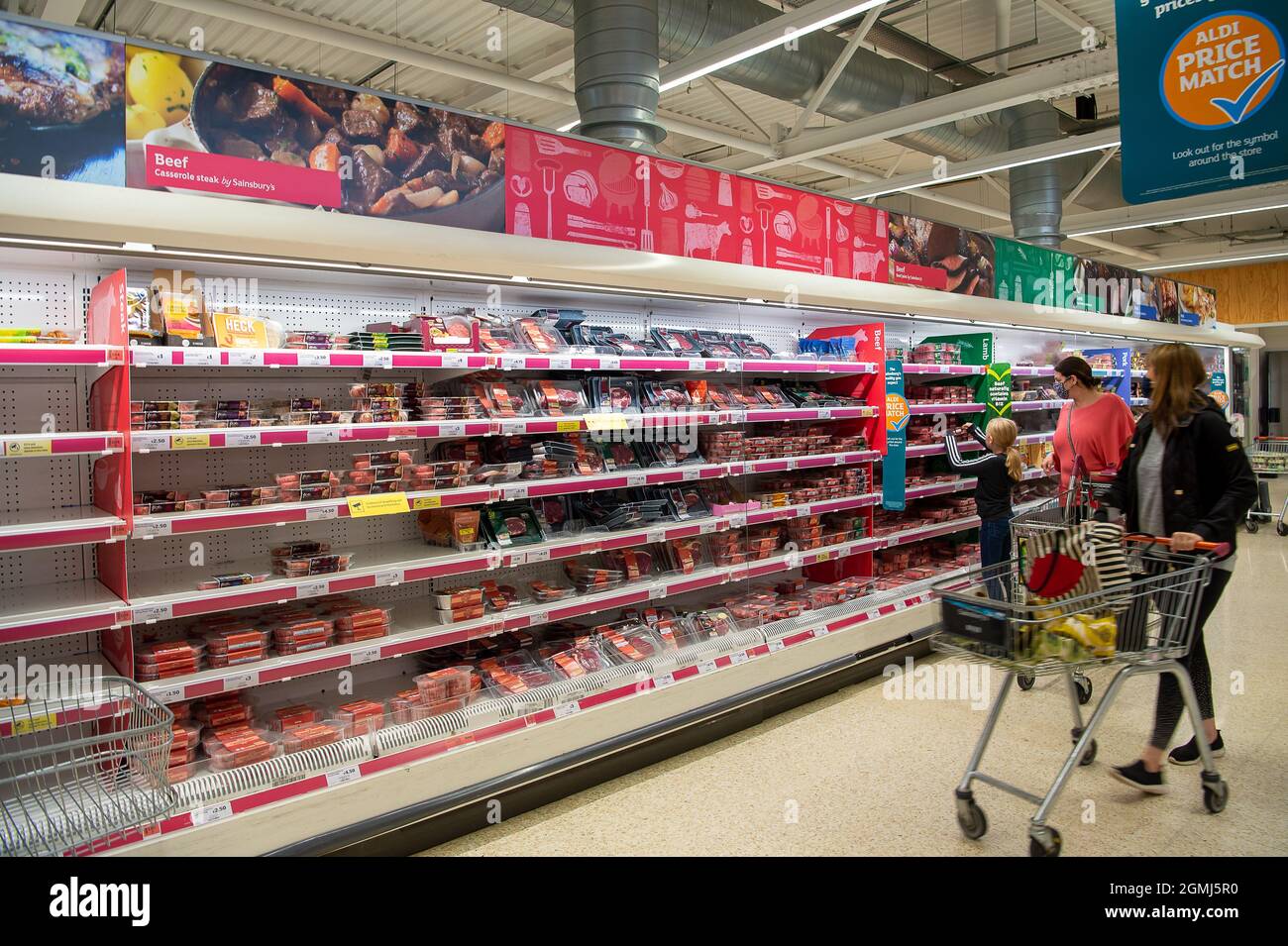 Talalow, Royaume-Uni. 19 septembre 2021. L'allée de la viande, y compris le bœuf. Le supermarché Sainsbury avait une bonne alimentation dans son magasin aujourd'hui. Certaines lignes sont encore touchées par des problèmes de chaîne d'approvisionnement, notamment l'eau embouteillée et les boissons gazeuses comme le cola, en raison d'une pénurie de dioxyde de carbone. Cela peut conduire à une production de viande qui manque dans les supermarchés, car les animaux sont abasourdis avant d'être abattus avec du dioxyde de carbone. Crédit : Maureen McLean/Alay Live News Banque D'Images