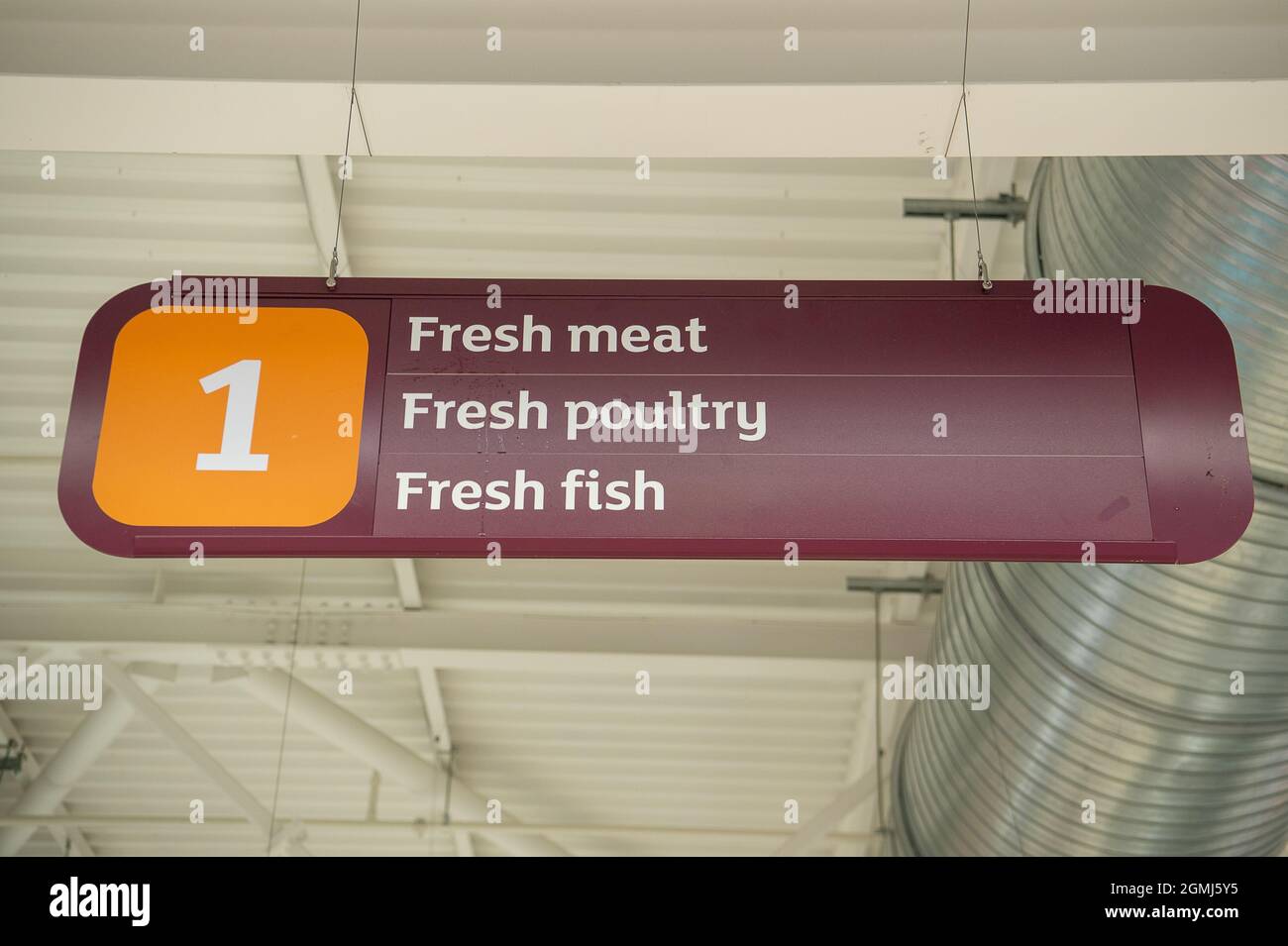 Talalow, Royaume-Uni. 19 septembre 2021. Un panneau pour l'île de viande. Le supermarché Sainsbury avait une bonne alimentation dans son magasin aujourd'hui. Certaines lignes sont encore touchées par des problèmes de chaîne d'approvisionnement, notamment l'eau embouteillée et les boissons gazeuses comme le cola, en raison d'une pénurie de dioxyde de carbone. Cela peut conduire à une production de viande qui manque dans les supermarchés, car les animaux sont abasourdis avant d'être abattus avec du dioxyde de carbone. Crédit : Maureen McLean/Alay Live News Banque D'Images