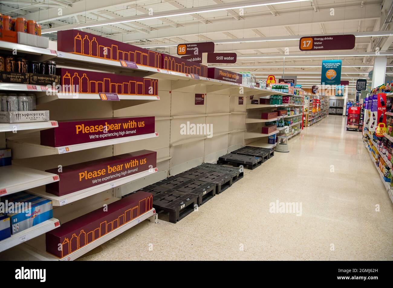 Talalow, Royaume-Uni. 19 septembre 2021. L'approvisionnement en eau pétillante continue d'être interrompu sur le marché de la nourriture et des boissons. Le supermarché Sainsbury avait une bonne alimentation dans son magasin aujourd'hui. Certaines lignes sont encore touchées par des problèmes de chaîne d'approvisionnement, notamment l'eau embouteillée et les boissons gazeuses comme le cola, en raison d'une pénurie de dioxyde de carbone. Crédit : Maureen McLean/Alay Live News Banque D'Images