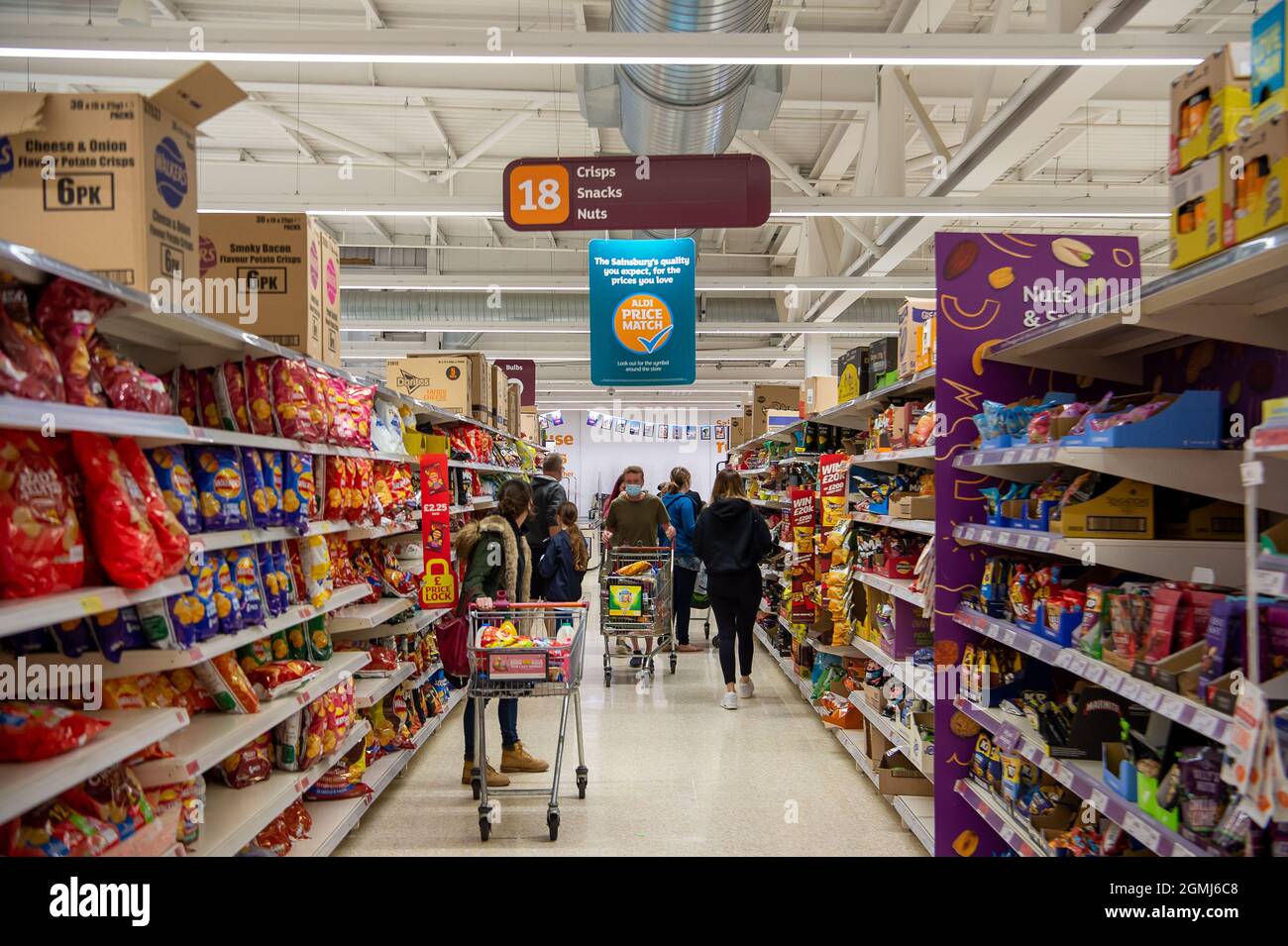 Talalow, Royaume-Uni. 19 septembre 2021. Stocks de chips et de noix. Le supermarché Sainsbury avait une bonne alimentation dans son magasin aujourd'hui. Certaines lignes sont encore touchées par des problèmes de chaîne d'approvisionnement, notamment l'eau embouteillée et les boissons gazeuses comme le cola, en raison d'une pénurie de dioxyde de carbone. Crédit : Maureen McLean/Alay Live News Banque D'Images