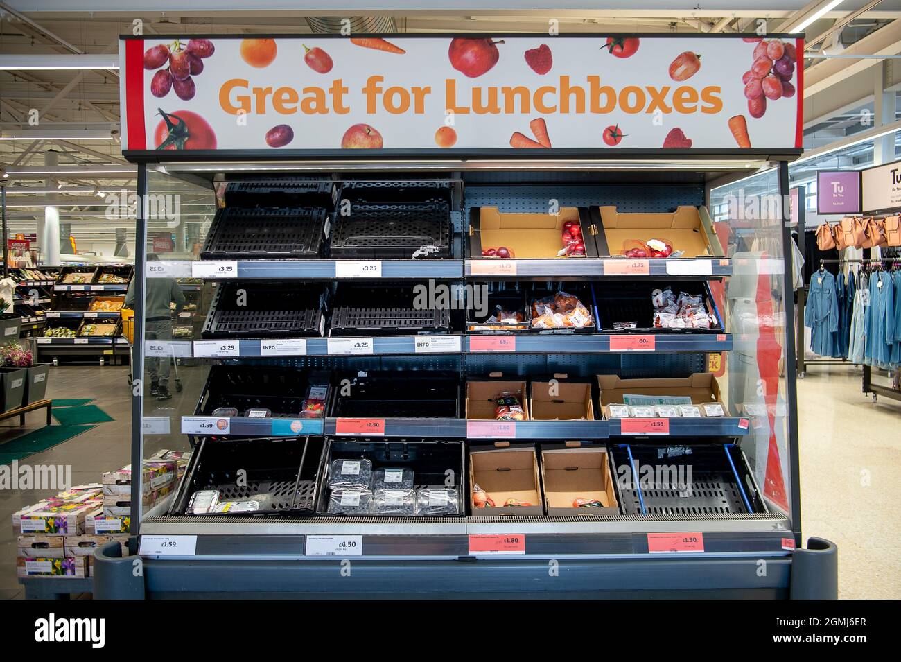 Talalow, Royaume-Uni. 19 septembre 2021. Le supermarché Sainsbury avait une bonne alimentation dans son magasin aujourd'hui. Certaines lignes sont encore touchées par des problèmes de chaîne d'approvisionnement, notamment l'eau embouteillée et les boissons gazeuses comme le cola, en raison d'une pénurie de dioxyde de carbone. Cela peut conduire à une production de viande qui manque dans les supermarchés, car les animaux sont abasourdis avant d'être abattus avec du dioxyde de carbone. Crédit : Maureen McLean/Alay Live News Banque D'Images