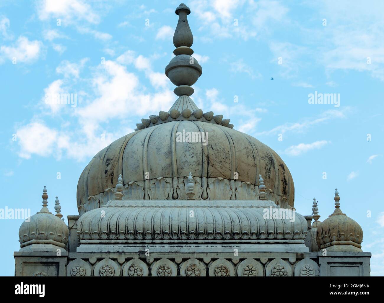 Vue imprenable sur les jardins du monument commémoratif de Maharaja Sawai Mansingh II et de la famille construite en marbre. Gatore Ki Chhatriyan, Jaipur, Rajasthan, Inde. Banque D'Images