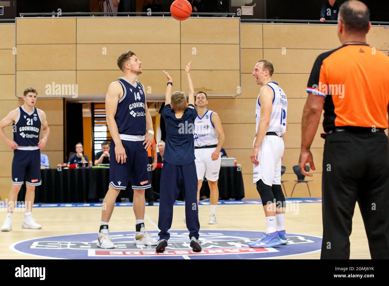 ZWOLLE, PAYS-BAS - SEPTEMBRE 19: Jeune joueur de la semaine avec Thoas Koenis de Donar, Ralph de Pagter de Landstede Hammers Zwolle pendant le match pré-saison entre Landstede Hammers et Donar à Landstede Sportcentrum le 19 septembre 2021 à Zwolle, pays-Bas (photo d'Albert Ten Hove/Orange Pictures) Banque D'Images