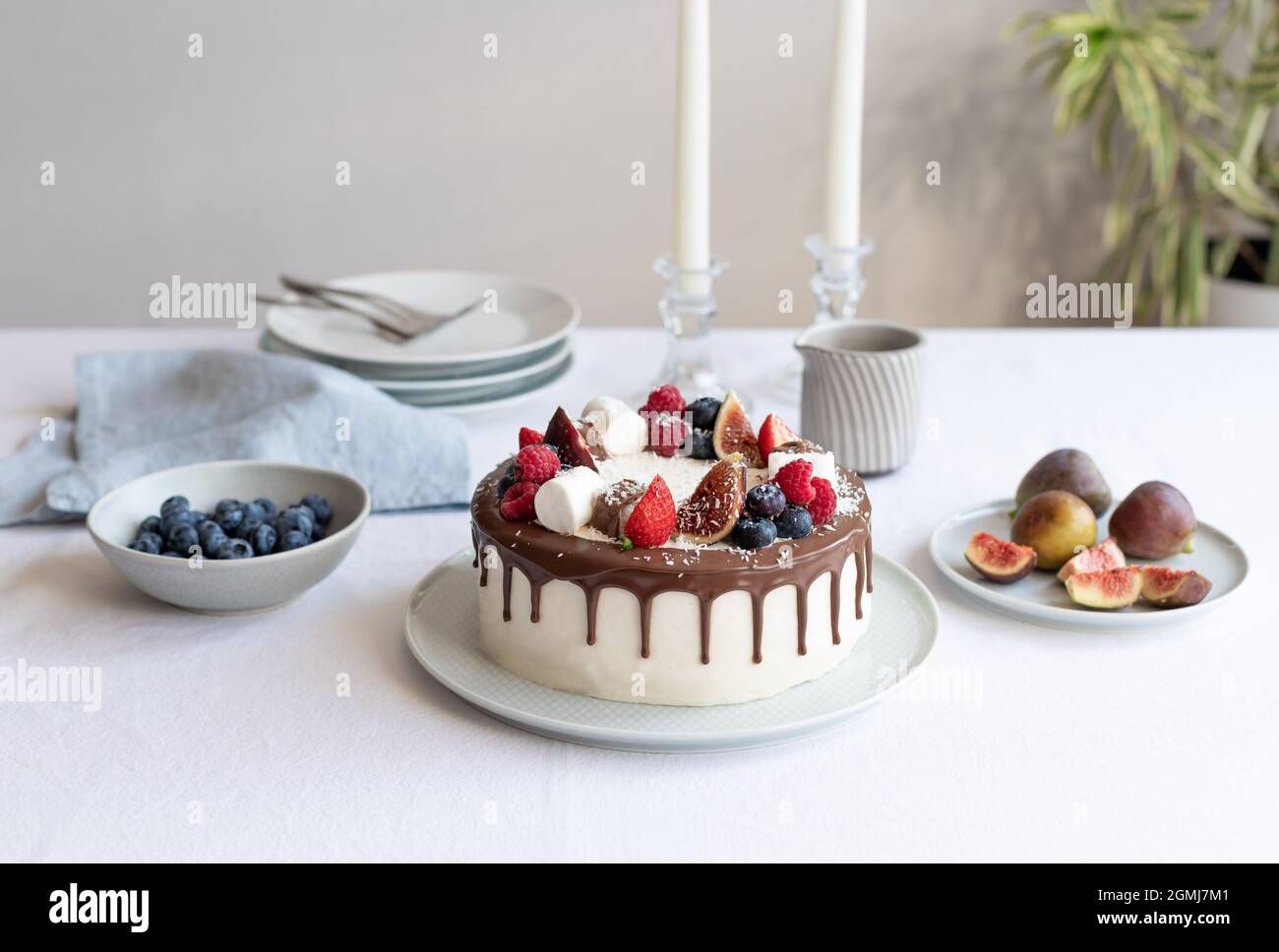 table de décoration d'anniversaire à l'intérieur de la salle à manger Banque D'Images