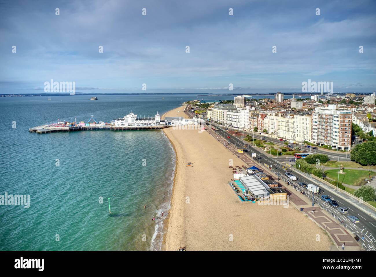 Photo aérienne du bord de mer de Southsea avec l'élégant Pier et les bâtiments victoriens de ce complexe populaire dans le sud de l'Angleterre. Banque D'Images