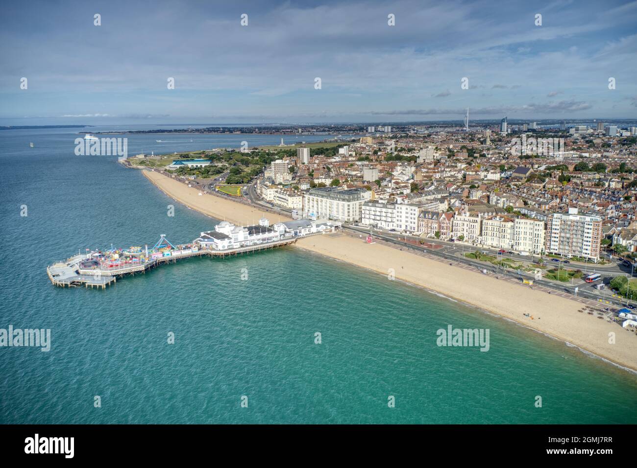 Vue aérienne sur le front de mer de Southsea avec l'élégant Pier et les bâtiments victoriens de ce complexe populaire du sud de l'Angleterre. Banque D'Images
