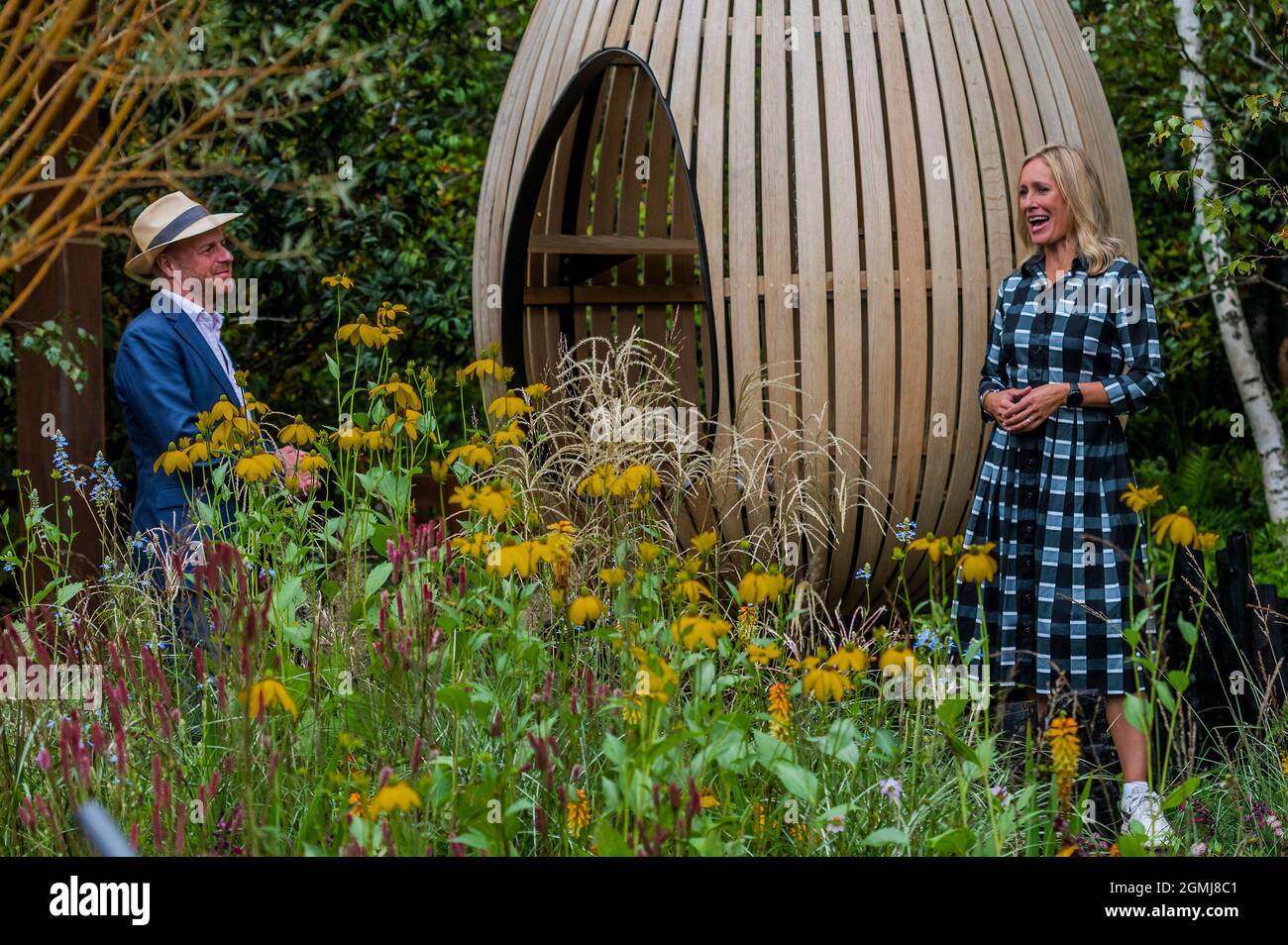 Londres, Royaume-Uni. 19 septembre 2021. Sophie Raworth à bord du jardin biologique de Yeo Valley conçu par Tom Massey, soutenu par Sarah Mead - préparation finale pour le salon des fleurs de Chelsea 2021. Le spectacle a été annulé l'année dernière en raison de l'éclusage du coronavirus. Crédit : Guy Bell/Alay Live News Banque D'Images