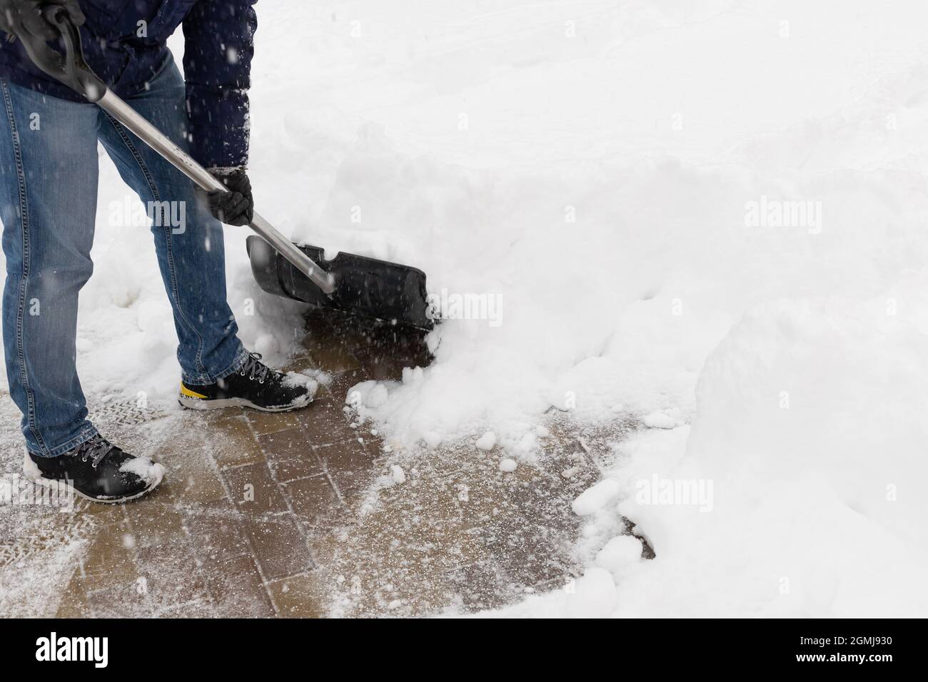 homme qui a déneiger le trottoir après de fortes chutes de neige Banque D'Images