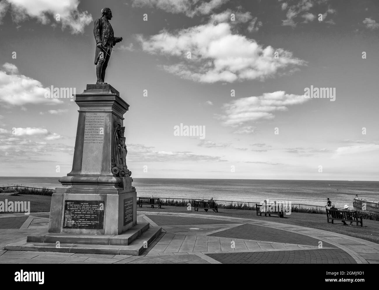 Statue commémorative au capitaine James Cook, explorateur de la Marine royale du XVIe siècle, surplombant le port de Whitby, qui explorait les Amériques, l'Australie, la Nouvelle-Zélande Banque D'Images