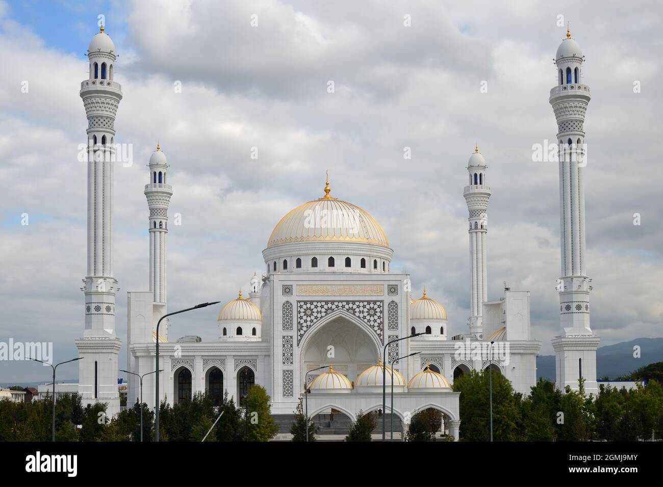 Mosquée blanche à Shali. République tchétchène. Russie. La mosquée du prophète Mahomet appelée « fierté des musulmans » en marbre blanc Banque D'Images