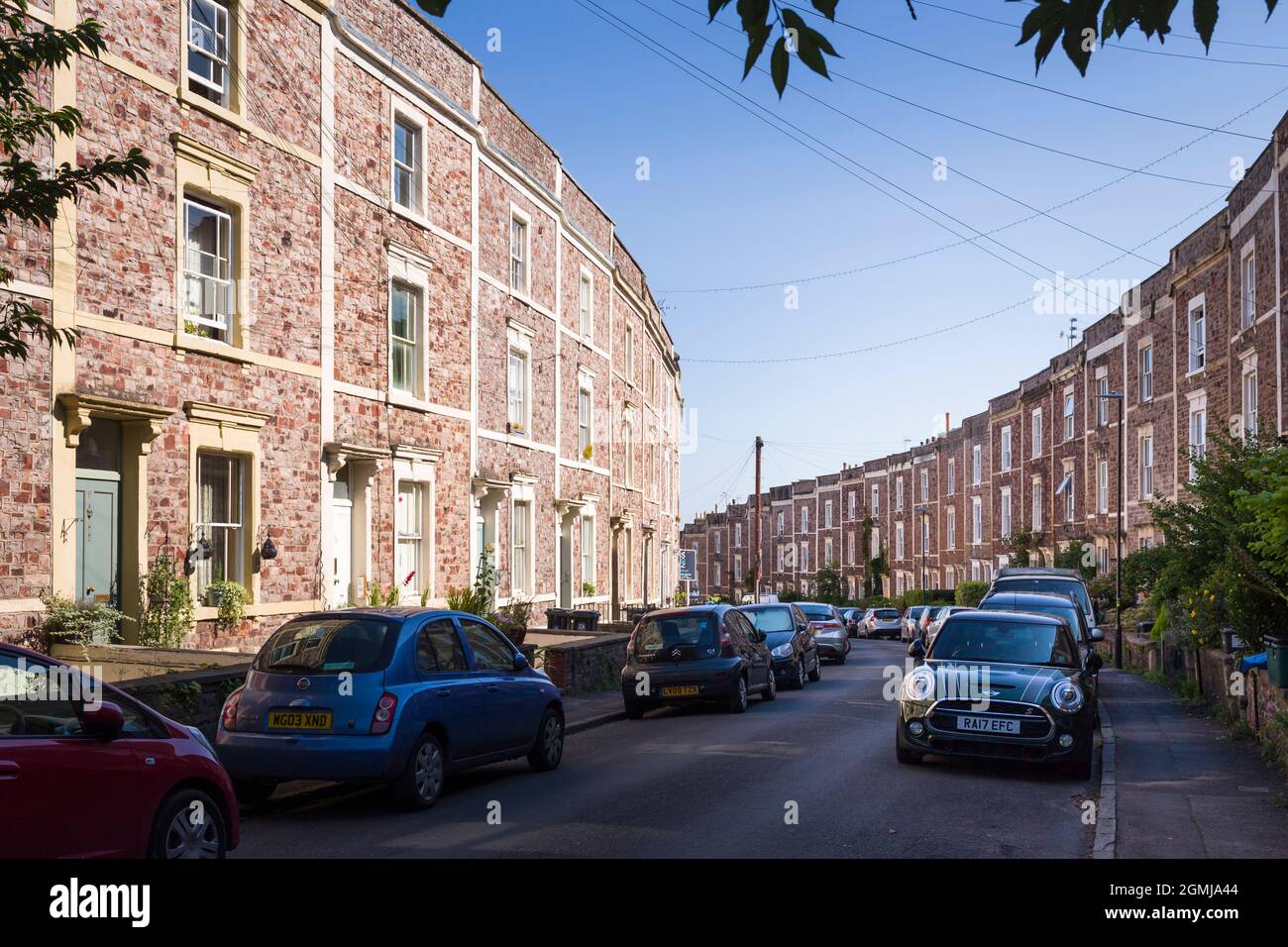 Une rue légèrement incurvée, Bellevue Crescent, bordée de maisons typiques victoriennes en terrasse de trois étages, Cliftonwood, Bristol. Banque D'Images