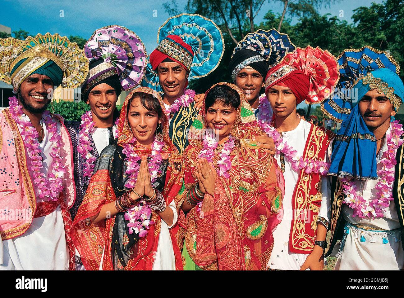 Singapour. Troupe de danse indienne, hommes et femmes. Banque D'Images