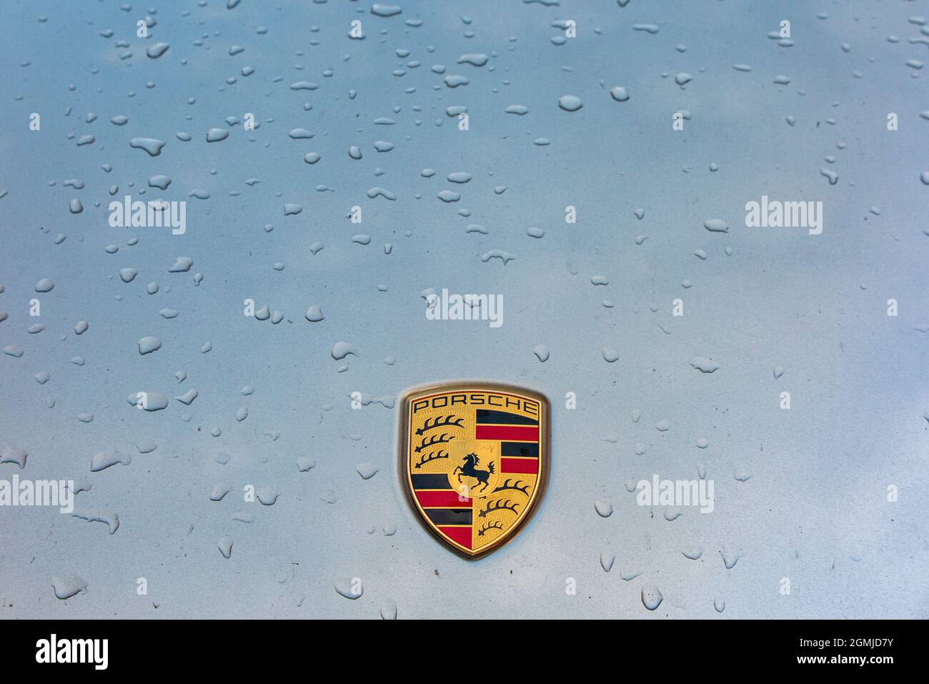 Badge Porsche sur le capot de 911 avec des gouttelettes d'eau de pluie Banque D'Images