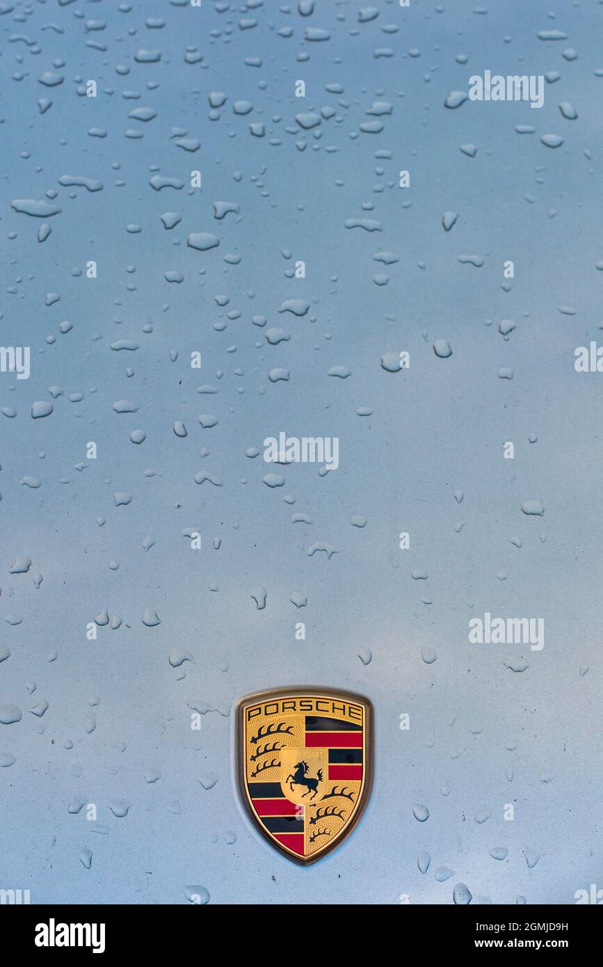 Badge Porsche sur le capot de 911 avec des gouttelettes d'eau de pluie Banque D'Images