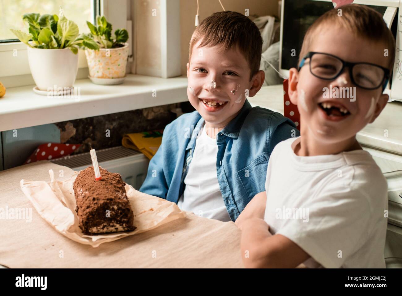 Les Garcons Fetent Leur Anniversaire Freres Couverts De Gateau Sur Leurs Visages Celebration Familiale A La Maison Photo Stock Alamy