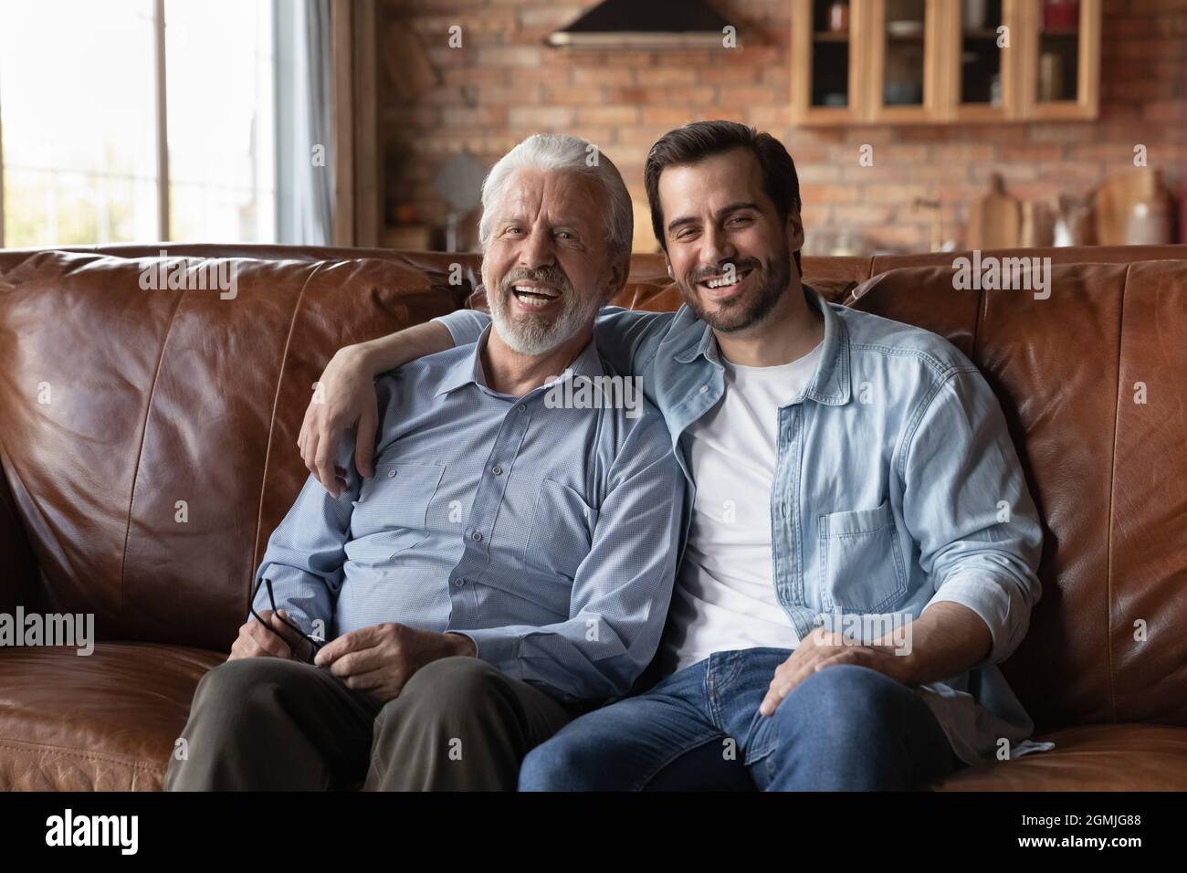 Portrait d'un père mûr heureux avec son grognup embrassant Banque D'Images