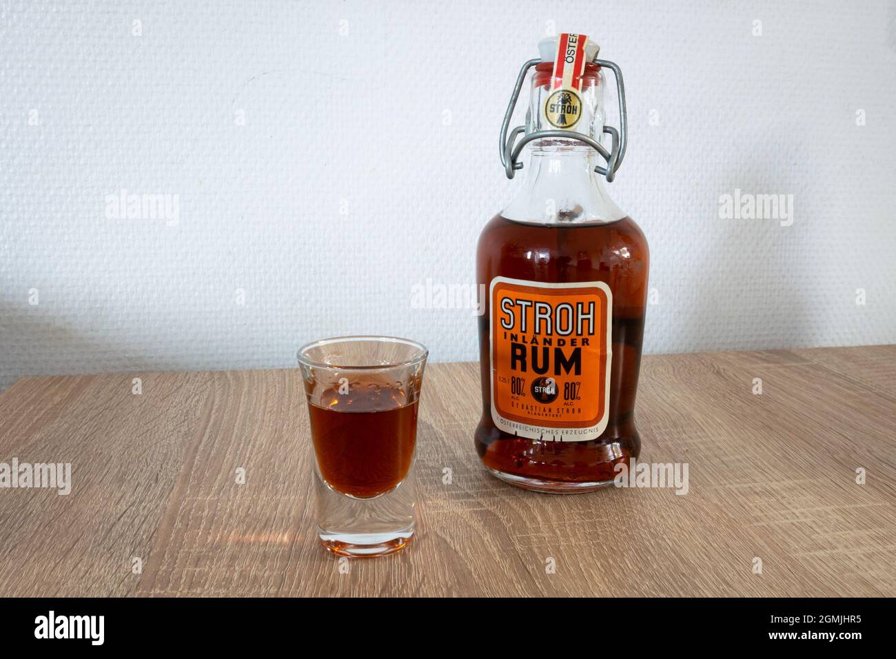 Bouteille et verre à boire au rhum de la marque autrichienne Stroh. La  bouteille vient de l'année 1985 et le pourcentage d'alcool est de 80 Photo  Stock - Alamy