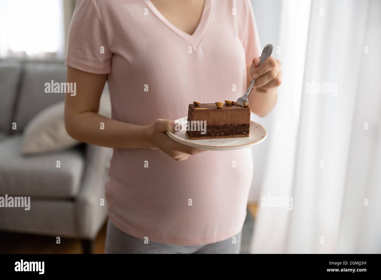 Femme Enceinte Incapable De Refuser Une Tranche De Gateau Au Chocolat Photo Stock Alamy