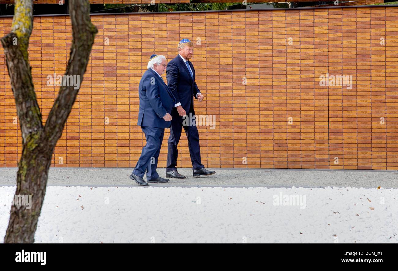 Amsterdam, Niederlande. 19 septembre 2021. Roi Willem-Alexander des pays-Bas à la Hoftuin van de Protestse Diacarie à Amsterdam, le 19 septembre 2021, pour dévoiler le monument national de l'Holocauste Namenmonument, le monument commémore plus de 102,000 juifs néerlandais, Sinti et Roma morts et assassinés pendant la Seconde Guerre mondiale crédit: Albert Nieboer/pays-Bas OUT/point de vue OUT/dpa/Alay Live News Banque D'Images