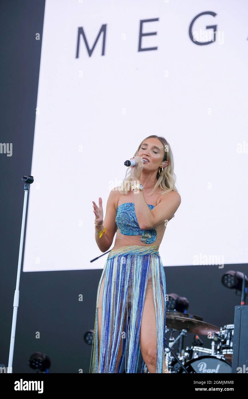 Newport, Royaume-Uni. 19 septembre 2021. La personnalité et la chanteuse de télévision anglaise, l'auteur-compositeur Megan Elizabeth McKenna, qui a paru sur les émissions de télé-réalité Celebrity Big Brother et la seule façon est Essex se produit en direct sur scène au festival de l'île de Wight. Crédit : SOPA Images Limited/Alamy Live News Banque D'Images