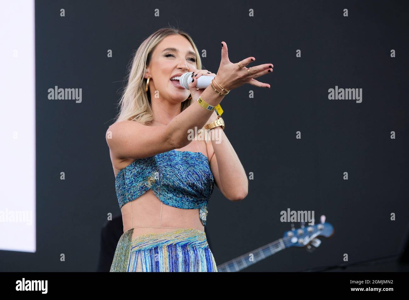 Newport, Royaume-Uni. 19 septembre 2021. La personnalité et la chanteuse de télévision anglaise, l'auteur-compositeur Megan Elizabeth McKenna, qui a paru sur les émissions de télé-réalité Celebrity Big Brother et la seule façon est Essex se produit en direct sur scène au festival de l'île de Wight. Crédit : SOPA Images Limited/Alamy Live News Banque D'Images