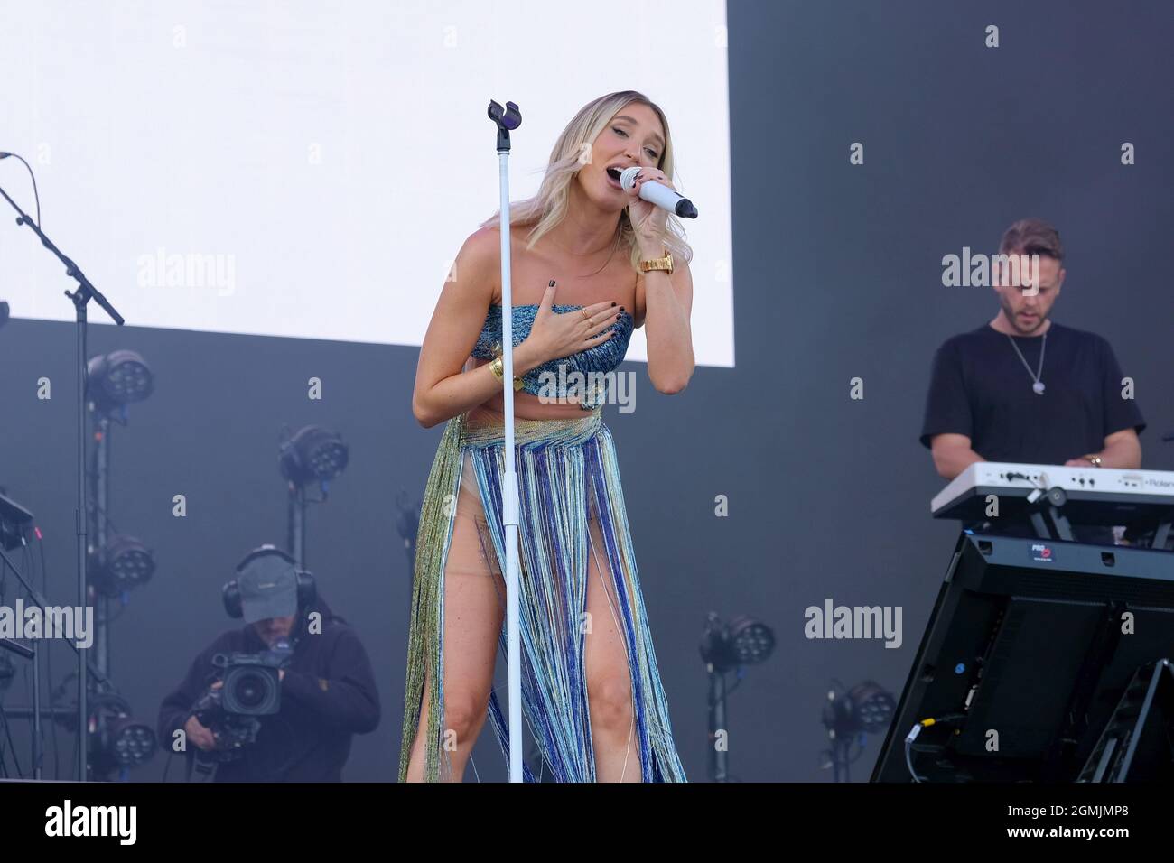 Newport, Royaume-Uni. 19 septembre 2021. La personnalité et la chanteuse de télévision anglaise, l'auteur-compositeur Megan Elizabeth McKenna, qui a paru sur les émissions de télé-réalité Celebrity Big Brother et la seule façon est Essex se produit en direct sur scène au festival de l'île de Wight. Crédit : SOPA Images Limited/Alamy Live News Banque D'Images