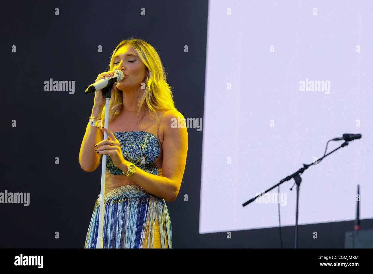 Newport, Royaume-Uni. 19 septembre 2021. La personnalité et la chanteuse de télévision anglaise, l'auteur-compositeur Megan Elizabeth McKenna, qui a paru sur les émissions de télé-réalité Celebrity Big Brother et la seule façon est Essex se produit en direct sur scène au festival de l'île de Wight. Crédit : SOPA Images Limited/Alamy Live News Banque D'Images