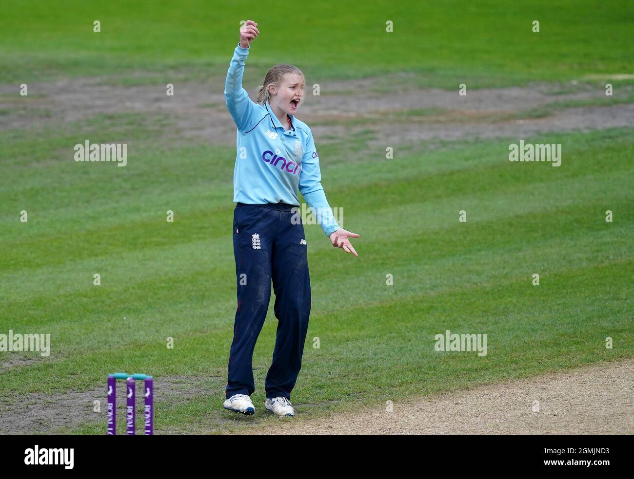 Charlie Dean, en Angleterre, a réussi à faire appel pour la cricket de Hannah Rowe, en Nouvelle-Zélande, lors du second ODI à New Road, Worcester. Date de la photo: Dimanche 19 septembre 2021. Banque D'Images