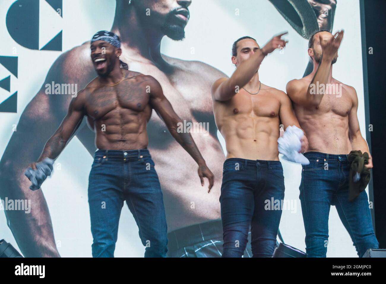 Londres Royaume-Uni Dimanche 19 septembre 2021 Magic Mike West End Live le spectacle qui présente des représentations gratuites des plus célèbres comédies musicales West End de Londres, en direct et gratuitement à Trafalgar Square. Paul Quezada-Neiman/Alamy Live News Banque D'Images