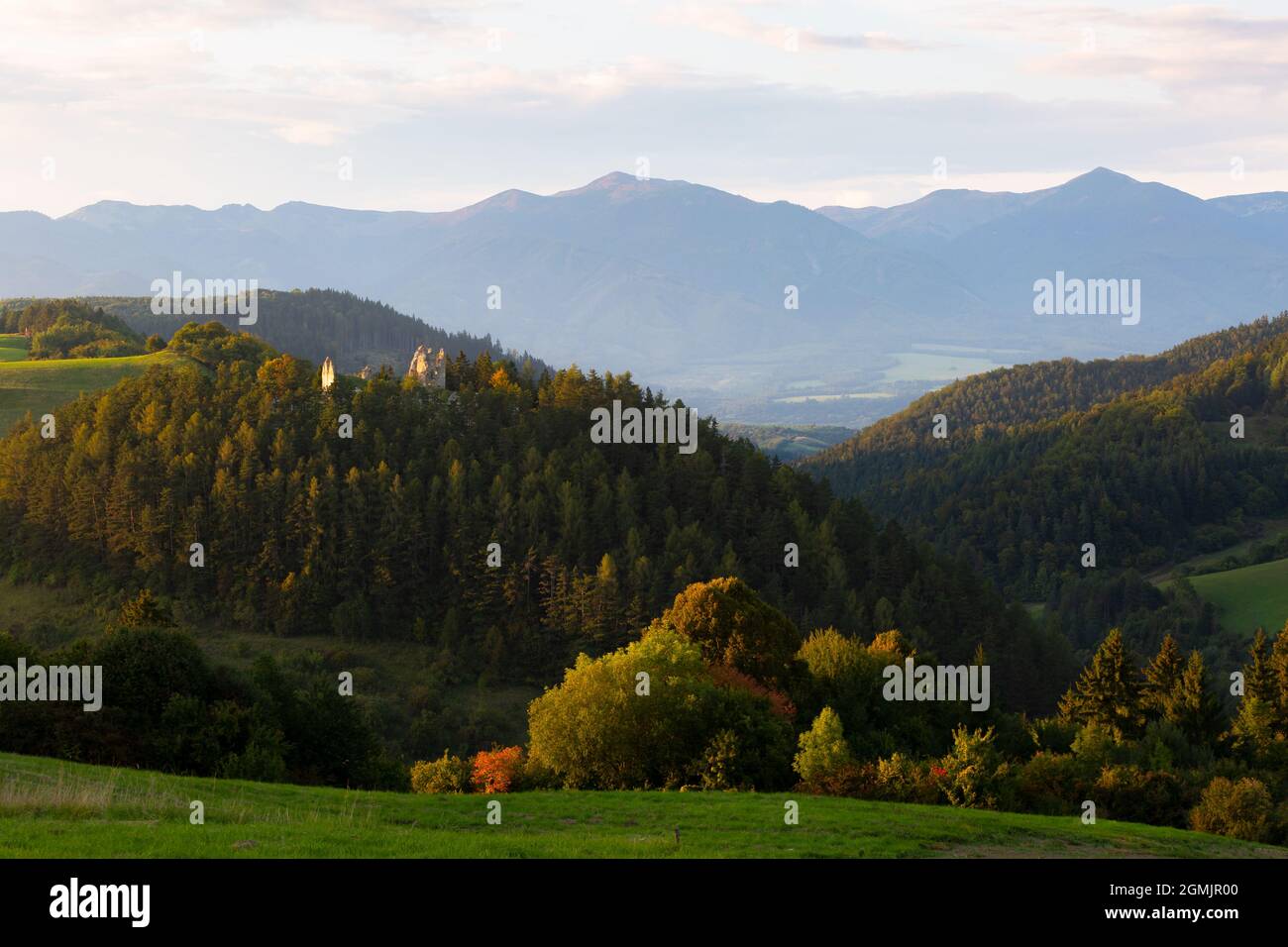Vue sur le château de Sklabina et les montagnes de Mala Fatra, Slovaquie. Banque D'Images