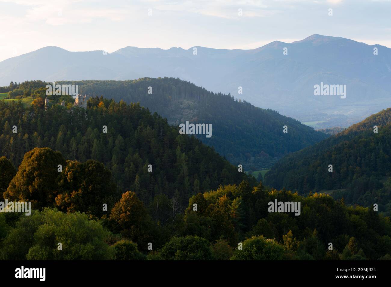 Vue sur le château de Sklabina et les montagnes de Mala Fatra, Slovaquie. Banque D'Images