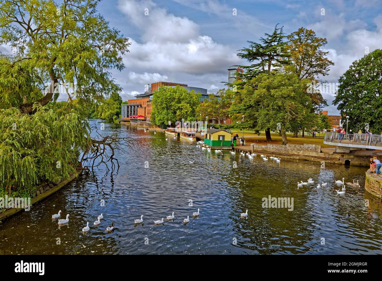 River Avon et le Royal Shakespeare Theatre de Stratford-upon-Avon, Warwickshire, Angleterre. Banque D'Images